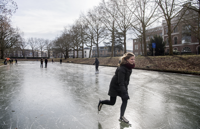 910711 Afbeelding van enkele schaatsers op een bevroren Stadsbuitengracht ter hoogte van de Catharijnesingel te Utrecht.
